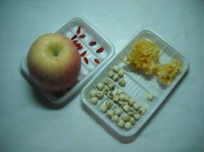 准备好银耳、莲子、苹果。