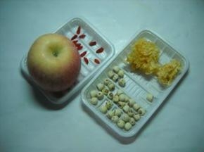 准备好银耳、莲子、苹果。