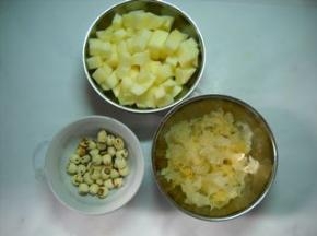 莲子洗净沥干水分；银耳洗净撕小朵，苹果去皮切小块。