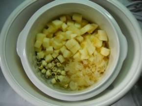 莲子放入炖盅，内胆加入适量冷水。