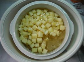 银耳放入炖盅，加入苹果。