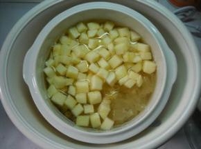银耳放入炖盅，加入苹果。