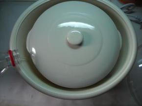 加盖。炖盅内胆盖上盖，将冷水注入炖盅。
炖盅加上外盖。