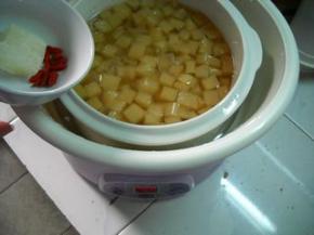 汤品炖煮至时间快结束前10分钟，加入冰糖、枸杞子。