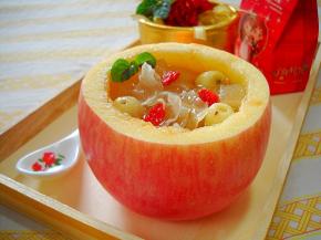 炖好的银耳羹盛出温热食用。