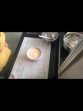 16、倒入另外三分之一的蛋糕糊，刮平表面，轻轻震出气泡。