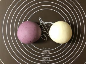 把揉好的面团平均分成两份，一份揉进紫薯粉，紫薯粉比较干，可以滴一些水，湿润以后再揉，揉成颜色均匀的面团。