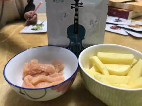鸡胸肉切成均匀的小块，土豆切成条，