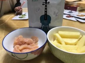 鸡胸肉切成均匀的小块，土豆切成条，