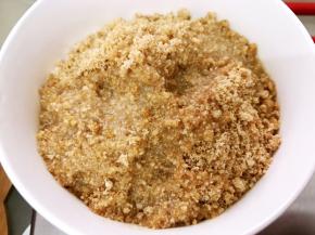 消化饼干擀成碎末，加入融化的黄油拌匀