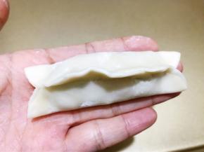 对折中间捏紧，两头也要稍微捏起来这样才会多汁哦