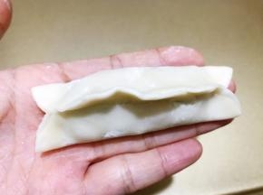 对折中间捏紧，两头也要稍微捏起来这样才会多汁哦