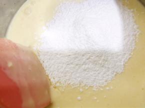 筛入玉米淀粉拌匀
过好的芝士糊过筛一次更为细腻哦