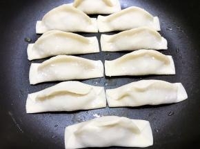 摆入锅贴