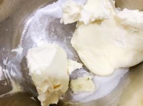 奶油奶酪软化后加入白砂糖