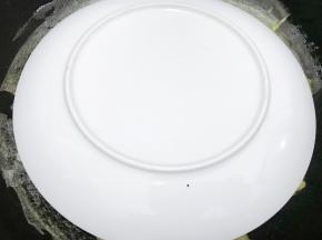 扣上一个盘子把锅贴倒扣出来