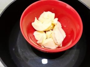 黄油切小块
