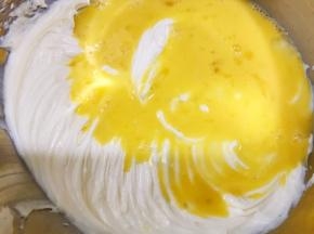 加入全蛋液拌匀