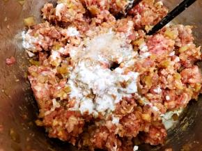 加入盐，糖，水淀粉搅打上劲