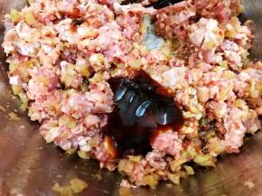 加入生抽，蚝油