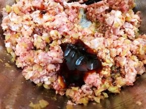 加入生抽，蚝油