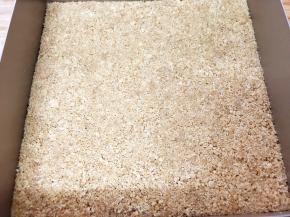 倒入铺有油纸的烤盘里压紧压实，放入冰箱冷藏30分钟