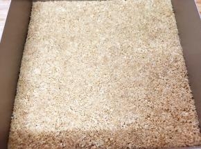 倒入铺有油纸的烤盘里压紧压实，放入冰箱冷藏30分钟