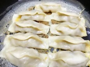 等水份全部收干后轻轻晃动锅子使底部脱离，再烙2分钟