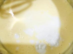 加入浓稠酸奶拌匀