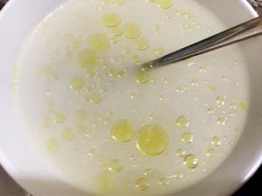 碗里加入面粉，清水和油搅拌均匀为面粉水