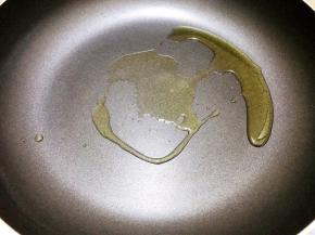 锅里加入少许油