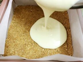 取出饼干底倒入芝士糊