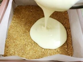 取出饼干底倒入芝士糊