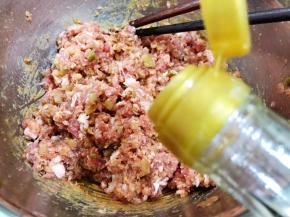 淋上芝麻油和花椒油拌匀后放入冰箱冷藏30分钟