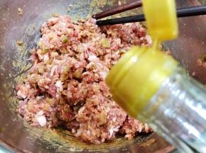 淋上芝麻油和花椒油拌匀后放入冰箱冷藏30分钟