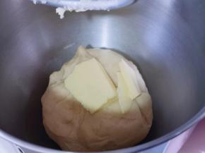 10分钟后面团处于扩展阶段，加入室温软化的黄油！再次启动厨师机，2档后面15分钟！