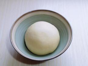 取出面团揉圆！放入发酵箱进行发酵！(室温发酵也可以，烤箱有发酵功能也可以，一定要保持面团的湿度)