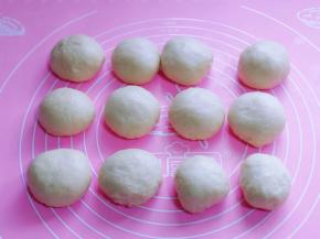 发酵好的面团分割等份的小面团，盖上保鲜膜，松弛15分钟！