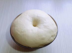 发酵好的面团用手指按一下，不回缩即为发酵完成！