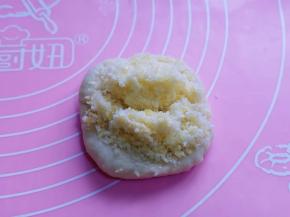 取一块面团，用掌心压扁，放上椰蓉馅！