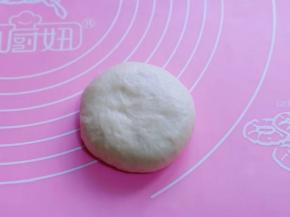 如包子手法将其包起来，并捏紧，收口朝下，用手掌心轻轻按压，如图。(一定要捏紧)依次做完！