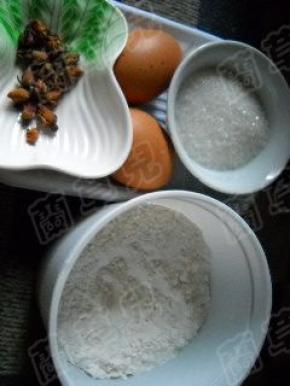 准备好面粉，鸡蛋，干玫瑰花，白糖等食材。
