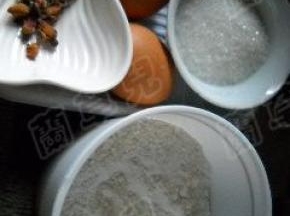 准备好面粉，鸡蛋，干玫瑰花，白糖等食材。