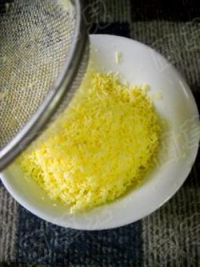 蛋黄过筛，成细小颗粒。