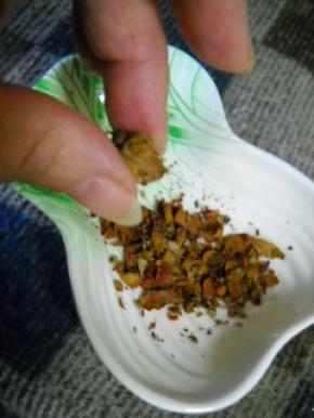 把玫瑰花捏成细小碎粒。