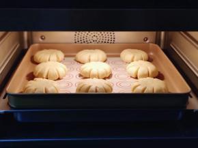 入蒸烤箱进行二次发酵。时间为:35度25分钟！