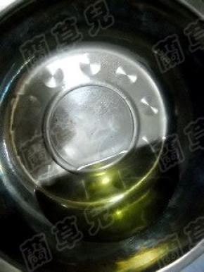 将色拉油倒入碗中。