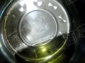 将色拉油倒入碗中。