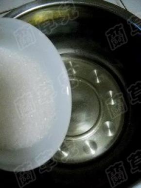 再加入白糖。