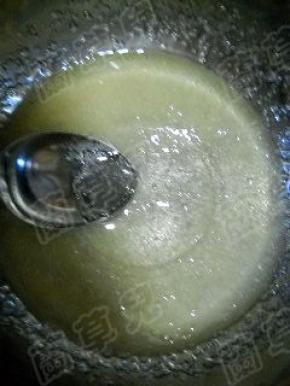 用小勺磨至糖化。（稍有颗粒也没关系）